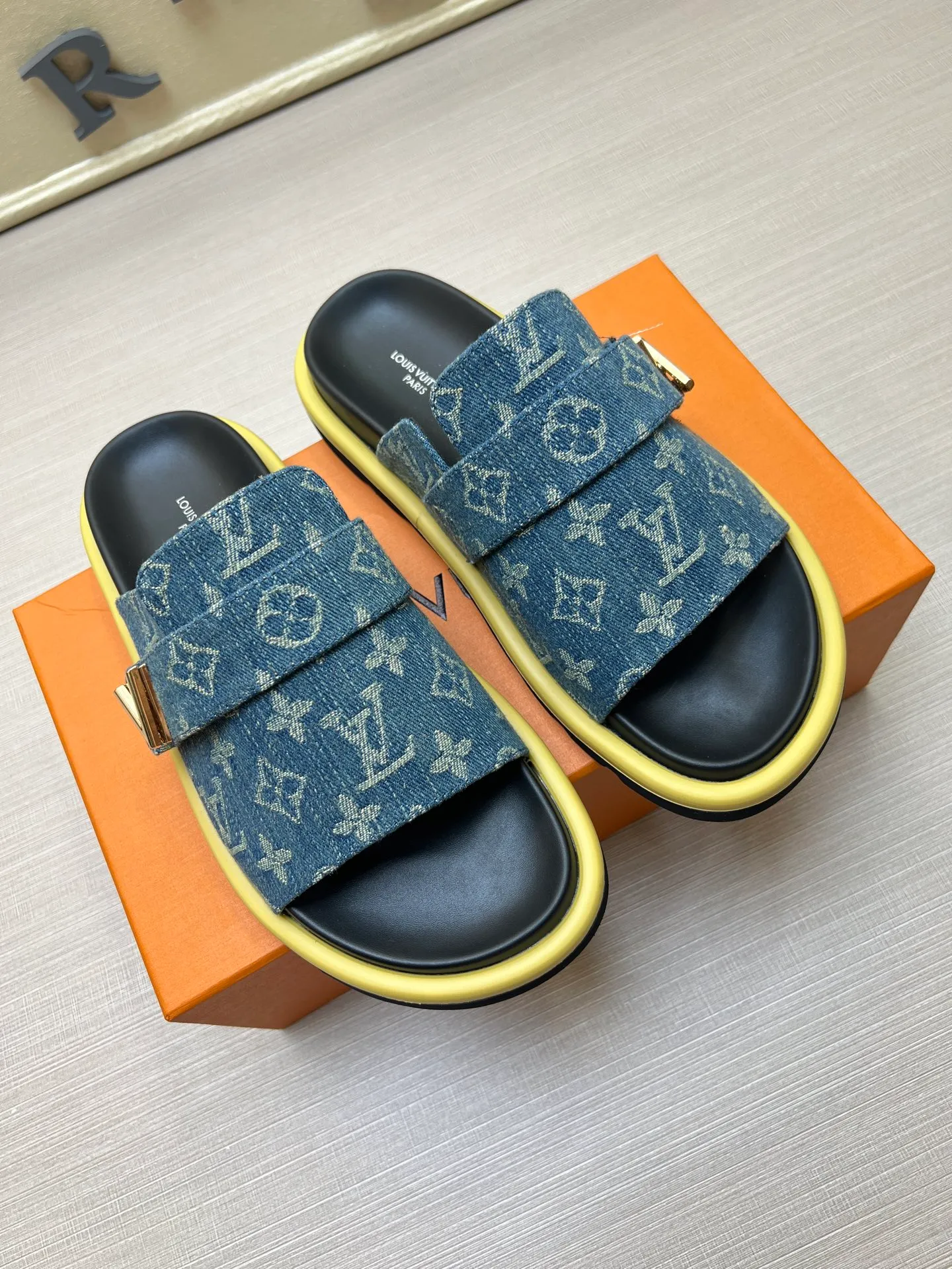 Factory price: 360💰【LOUIS VUITTON】Louis Vuitton, LV printing, men's and women's slippers are on the market, drawer box packaging with cloth bag, card, the upper pattern looks very soft and waxy, super versatile leg slimming artifact. Fabric: imported denim/canvas/old fabric, LV hardware LOGO, official website pattern printing, comfortable to wear, foot pads: high elastic men's shoes💰U water table. Sole: foam sole, heel height: about 5cm. Code number: 35-46, 35, 45, 46 are custom-made and non-returnable. Color: multiple colors and styles available.